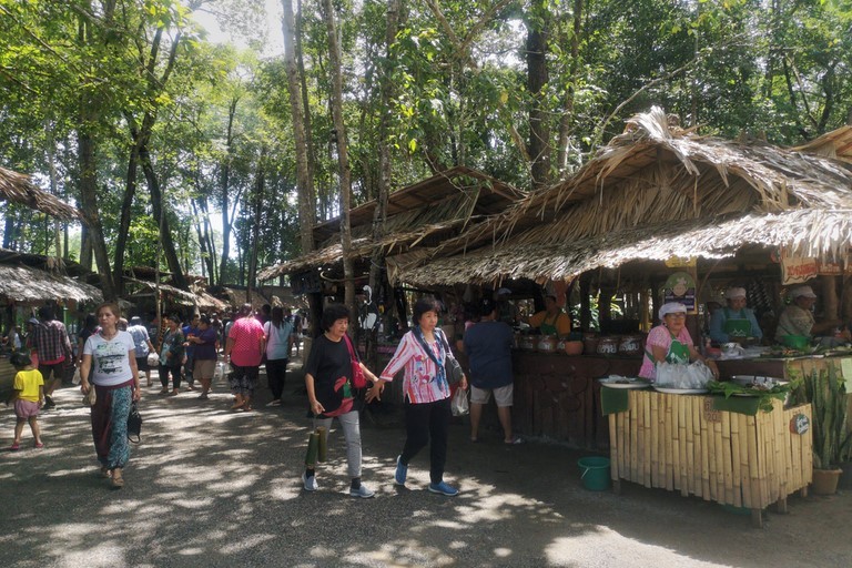 The market under the trees, Chumphon Lamae